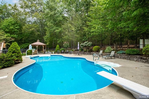 156 Iroquois Ave, Oakland, NJ 07436-3810