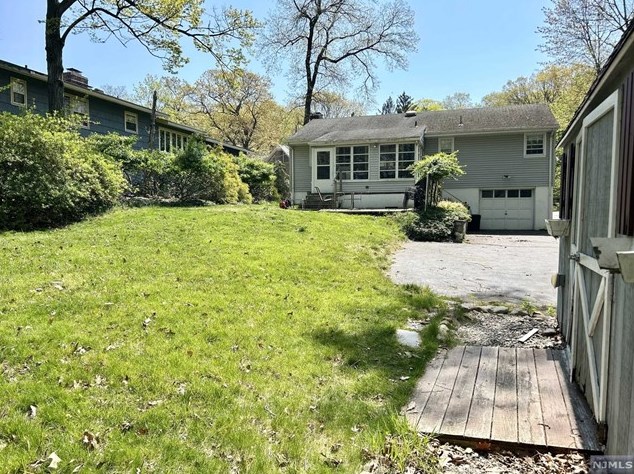 18 Hickory Dr, Oakland NJ  07436-2518 exterior