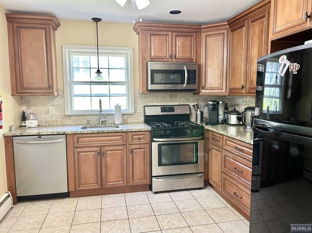 18 Hickory Dr, Oakland NJ  07436-2518 exterior