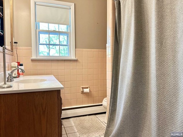 18 Hickory Dr, Oakland NJ  07436-2518 exterior