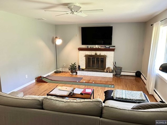 18 Hickory Dr, Oakland NJ  07436-2518 exterior