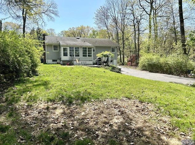 18 Hickory Dr, Oakland NJ  07436-2518 exterior