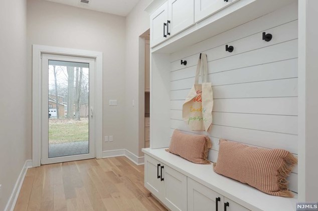 69 Grandview Ave, Upper Saddle River NJ 07458-2127 exterior