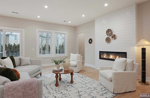 69 Grandview Ave, Upper Saddle River NJ 07458-2127 exterior