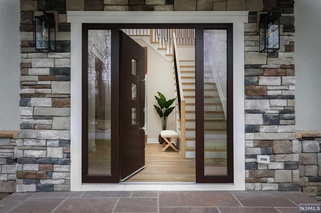 69 Grandview Ave, Upper Saddle River NJ 07458-2127 exterior