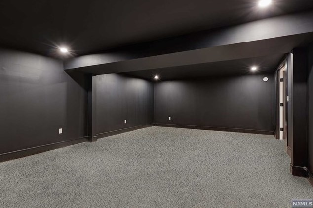 69 Grandview Ave, Upper Saddle River NJ 07458-2127 exterior