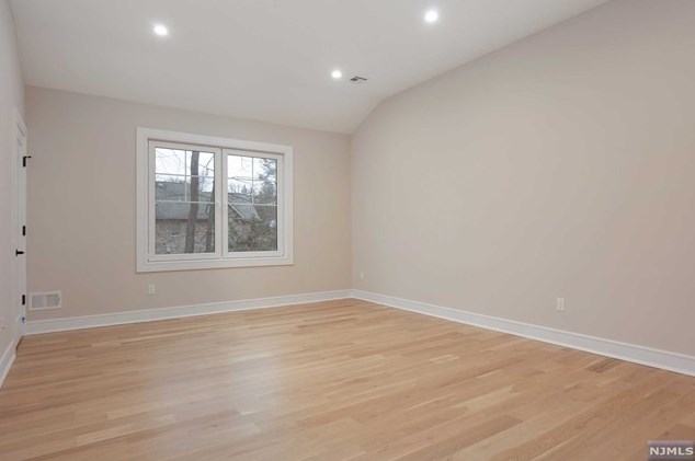 69 Grandview Ave, Upper Saddle River NJ 07458-2127 exterior