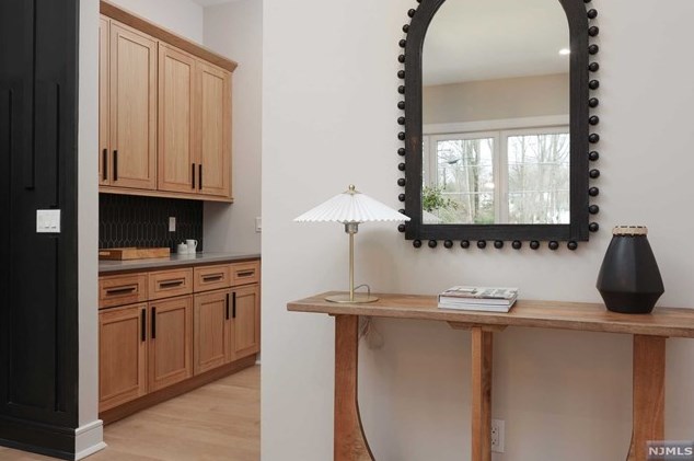 69 Grandview Ave, Upper Saddle River NJ 07458-2127 exterior