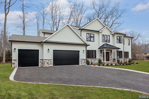 69 Grandview Ave, Upper Saddle River NJ 07458-2127 exterior