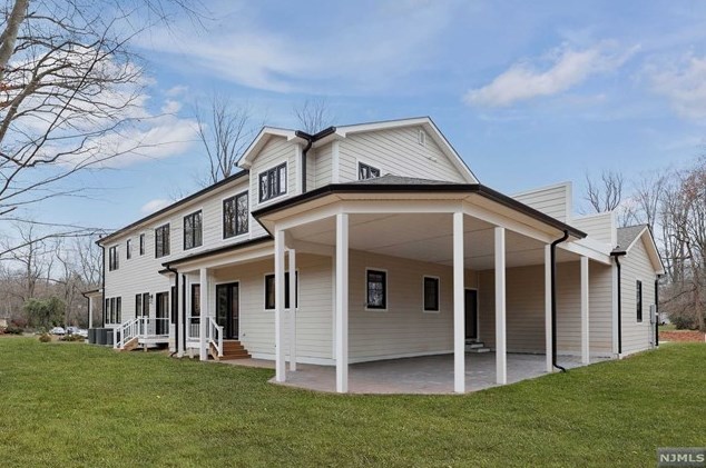 69 Grandview Ave, Upper Saddle River NJ 07458-2127 exterior