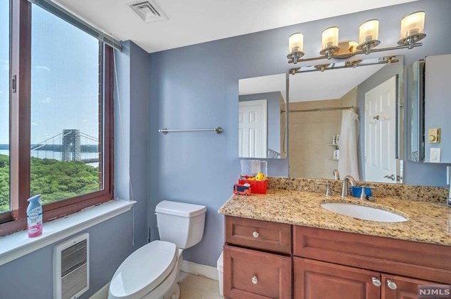 100 Old Palisade Rd, West Fort Lee NJ  07024-7064 exterior