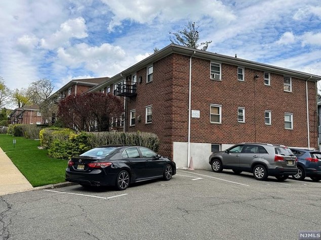 1614 Valley St, West Fort Lee, NJ 07024-2527