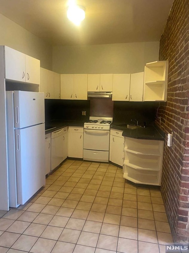 206 N 3rd St #3, East Newark, NJ 07029