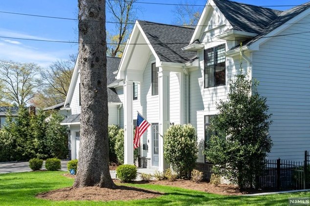 28 Meadow St, Demarest, NJ 07627-2424