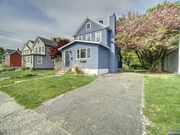 15 Pierce Ave, Midland Pk, NJ 07432-1824