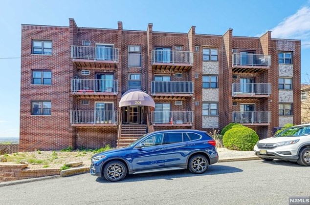 201 12th St, Palisades Park, NJ 07650-2048