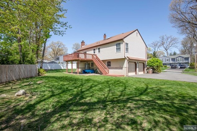 8 Robin Ln, Oakland, NJ 07436-3920