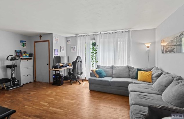 15 E 48th St, Bayonne, NJ 07002