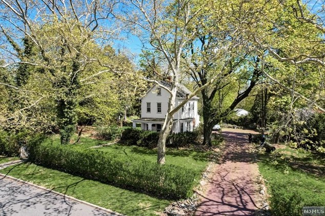 240 Erie Ave, Midland Pk, NJ 07432-1693