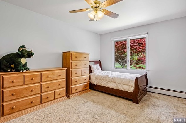 131 Sunrise Dr, Paterson NJ 07506-3220 exterior