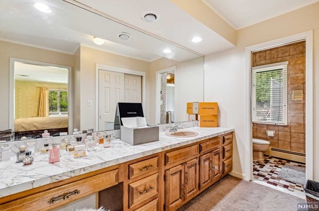 131 Sunrise Dr, Paterson NJ 07506-3220 exterior