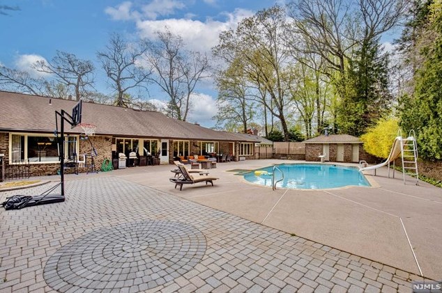 131 Sunrise Dr, Paterson NJ 07506-3220 exterior