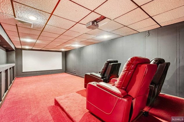 131 Sunrise Dr, Paterson NJ 07506-3220 exterior