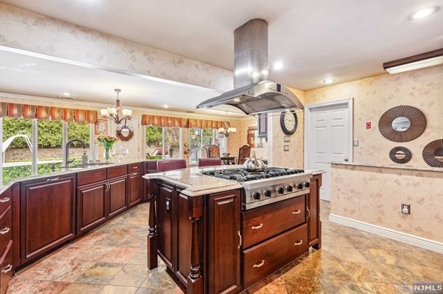 131 Sunrise Dr, Paterson NJ 07506-3220 exterior