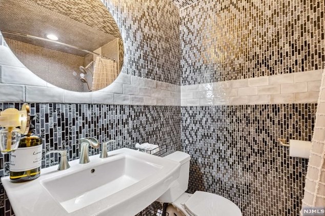 131 Sunrise Dr, Paterson NJ 07506-3220 exterior