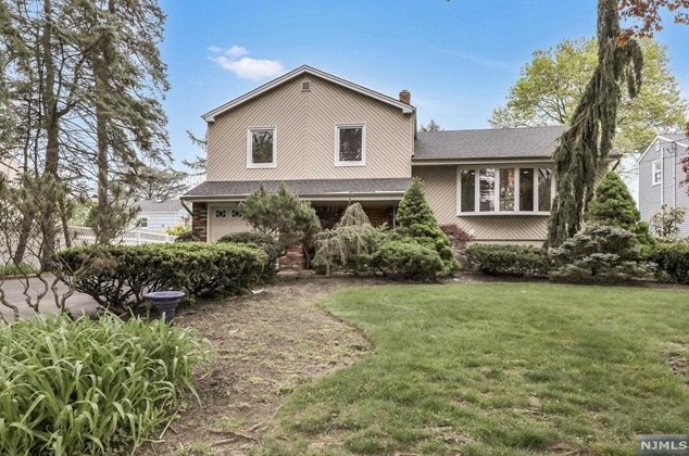 33 Oliver Rd, Paramus, NJ 07652