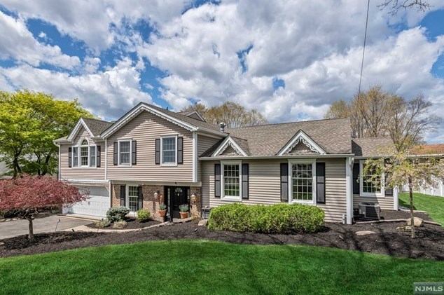 6 Conestoga Ct, Oakland, NJ 07436-4004
