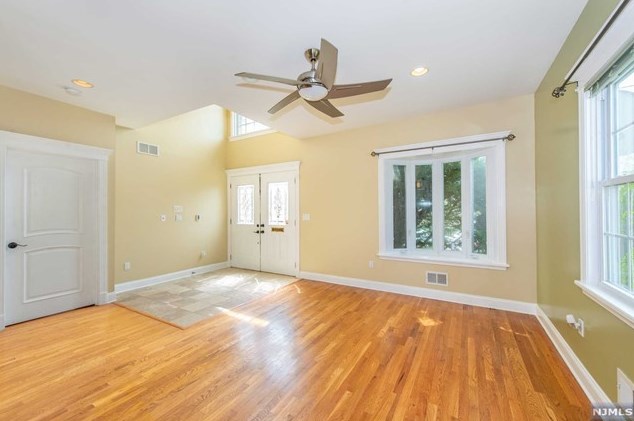 1231 Roosevelt Pl, Fair Lawn, NJ 07410-1809