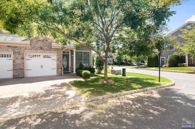 401 Whitney Ln, Allendale, NJ 07401