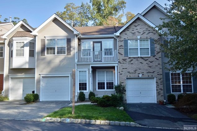 468 Mahogany Ct, Mahwah, NJ 07430