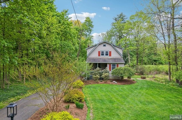 452 Grove St, Ridgewood, NJ 07450