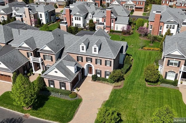 105 Cortland Dr, Upper Saddle River, NJ 07458-2800