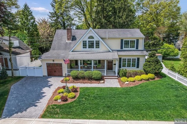 353 Pershing Ave, Oradell, NJ 07649-2243
