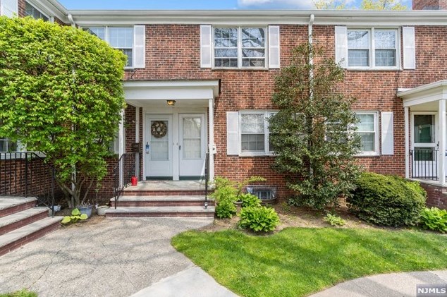 55 Meadowbrook Pl, Maplewood, NJ 07040-2408