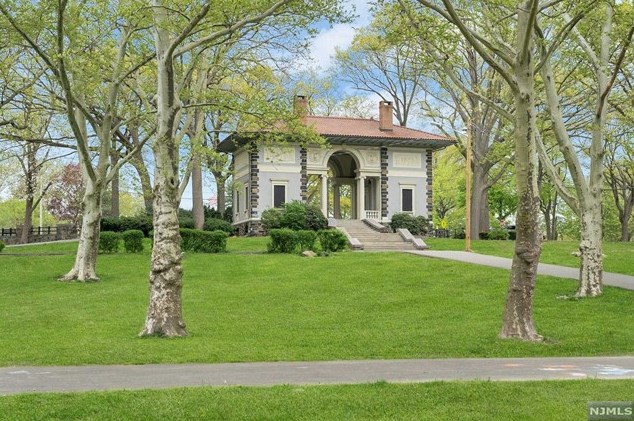 301 79th St, North Bergen NJ  07047-5639 exterior