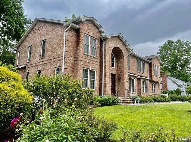 37 Ross Ave, Demarest, NJ 07627-2610