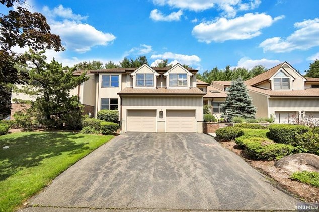 18 Bentley Dr, Franklin Lakes, NJ 07417-1939