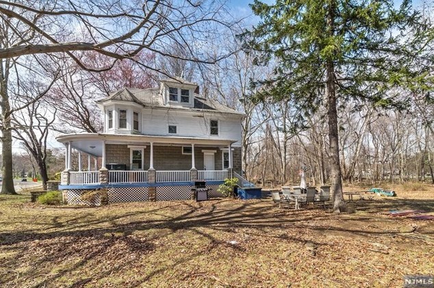 133 Grant Ave, Cresskill NJ 07626-1203 exterior