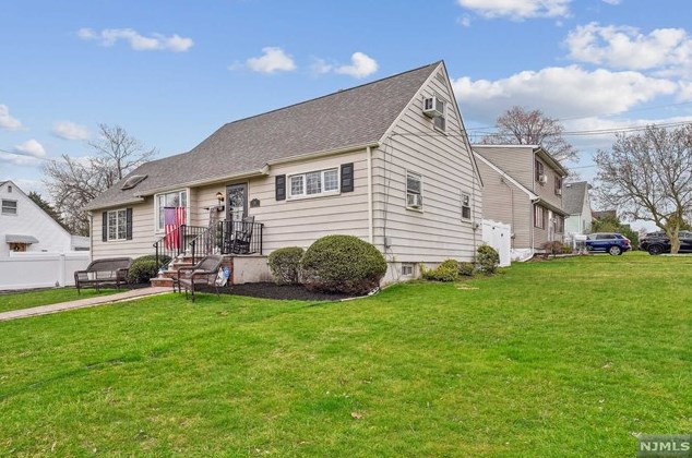 33 Riverdale Ave, Belleville NJ 07109-1428 exterior