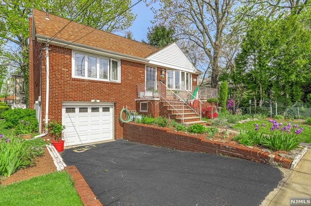 1069 Fairview Ln, West Fort Lee, NJ 07024