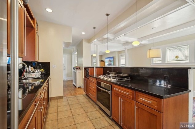 691 Blvd, Union City NJ 07086-6925 exterior