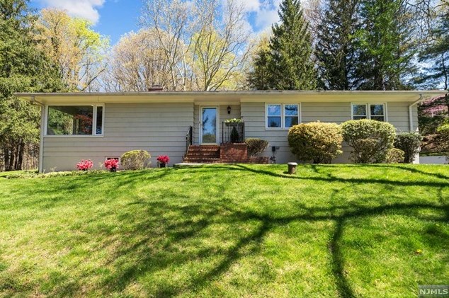 7 Rolling Ridge Rd, Upper Saddle River, NJ 07458