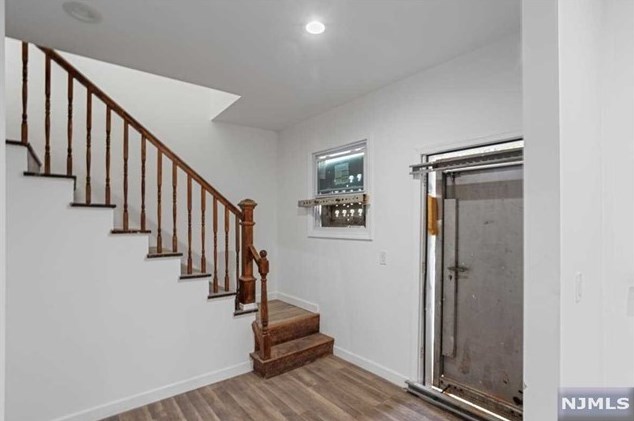 210 Custer Ave, Newark NJ 07112-2139 exterior