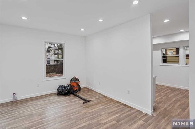 210 Custer Ave, Newark NJ 07112-2139 exterior