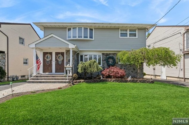 683 9th St, Secaucus, NJ 07094-3027