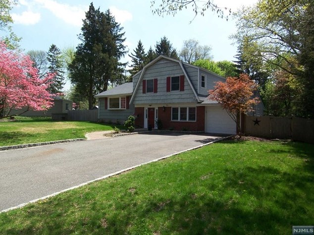 41 Westdale Dr, Hillsdale, NJ 07642